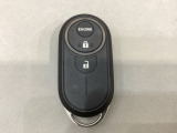 リモコンエンジンスターターを装備しています。操作キーはスマートキーも兼用しており、鍵を差し込むことなくドアロックの開け閉めと、スタートボタン操作でのエンジンスタートができます。