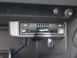 広がる運転支援サービスETC2.0搭載。全国の高速道路に設置されたITSスポットと双方向通信を図り、広域な道路交通情報や安全運転をサポートする情報を得て、音声やナビ画面上にタイムリーにお知らせします。