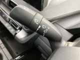 雨天時でもクリアな視界を確保できるワイパーレバー。運転の安全性を高め、快適なドライブをサポートします。