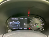 視認性の高いメータークラスターは、運転に必要な情報を分かりやすく表示し、運転席をスタイリッシュに演出します。情報収集もスムーズに行えます。