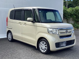 狭い駐車場でも、スライドドアならチャイルドシートへのお子さまの乗降や荷物の積載もスムーズ。とても便利な【両側電動スライドドア】ドアハンドを少し引くだけでリアドアが自動開閉します。