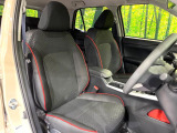 運転席まわりには十分なスペースがあり、大柄な方でもゆったり運転していただける環境です。