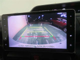 車両後方の映像を映すバックモニター。進路を確認しながら安全に車庫入れできます。