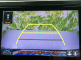 後方確認をサポートするモニター画面です。駐車時の安全性を高め、狭い場所でもスムーズな運転を可能にします。