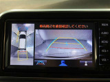 パノラミックビューモニター付きです。車両を上から見たような映像をモニター画面に表示。運転席からの目視では見にくい、車両周辺の状況をリアルタイムでしっかり確認できます。