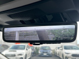 【スマートリヤビューミラー】後席の大きな荷物や同乗者で後方が確認しづらい時でも安心!カメラが撮影した車両後方の映像をルームミラー内に表示。クリアな視界で状況の確認が可能です!