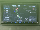見やすい地図表示で、初めての道でも安心。詳細な情報が満載で、スムーズな目的地への到着をサポートします。運転に集中できるでしょう。