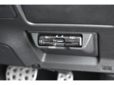 ハンドル右下にビルトインETC。車種専用ケースにて装着されており運転の邪魔にもならず高速の乗り降りも楽になります。