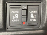 リアドアは乗り降りに便利な両側電動スライドドアです。また運転席に座っていながらスイッチ操作で自在にスライドドアを開け閉めできます。