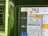 ラジオはもちろん、CDやUSBなど多彩なソースに対応。お好みの音楽で、ドライブタイムをより一層楽しく演出します。操作も直感的に行えます。