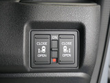 【両側電動スライドドア】電動で作動するため、ドアの開閉が楽々。センサーを搭載していて挟まれたりすることも防ぎ安全です。さらにドアが平行に開き狭いスペースでの乗降もしやすいです。