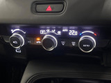【オートエアコン】一度お好みの温度に設定すれば、車内の温度を検知し風量や温度を自動で調整。暑い&hellip;寒い&hellip;と何度もスイッチ操作をする必要はありません。快適な車内空間には必須の機能ですね♪