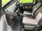 ドライバー席からの視界は良好。操作しやすい配置のスイッチ類で、快適な運転をサポートします。上質な素材が使用されています。