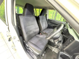 運転席まわりには十分なスペースがあり、大柄な方でもゆったり運転していただける環境です。