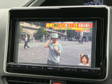 停車中には、地上デジタル放送をお楽しみいただけます。休憩時間などに、ニュースや番組をチェックできます。