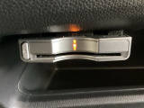 ETCがついています。高速道路の料金所の通過も楽々です。 カードの取り出しもしやすい場所についています。