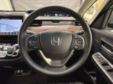 ハンドルにHondaセンシング系のクルーズコントロールやレーンキープアシストなどのスイッチと、オーディオの操作スイッチが装備されています。ハンドルから手を離さず安全に操作できます。