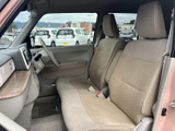 シンプルな操作性で、誰でも簡単に運転できます。視認性の高いメーター類が、安全な運転をサポートします。