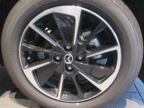標準装備の純正16インチアルミホイール。タイヤサイズは185/60R16です。