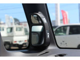 ピタ駐ミラー装備。運転席に座った状態で死角になりやすい左側やクルマの後ろの様子まで確認でき、幅寄せや縦列駐車、車庫入れの際に役立ちます。