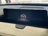 【12.3インチマツダコネクト】車内の雰囲気にマッチした大型ディスプレイ。スマホ接続でのナビ使用やBluetooth再生等、様々な機能が楽しめます。直感的なダイヤル操作が可能で、使い勝手も良好です。