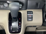CVT車のセレクトレバーです。低速から高速まで、変速ショックのないスムーズな走りと、エンジン効率のよい領域を維持して燃費にも貢献します。サイドブレーキはスイッチ操作の電子制御パーキングブレーキです。