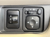 【電動格納ミラー】サイドミラーは電動格納式となっており、狭い駐車場でもキズがつくリスクを抑えられます。