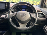 インテリアに合わせたデザインのステアリングは、運転される方のことも考え、運転しやすい形状、大きさです。是非一度、実際に触ってお確かめください。