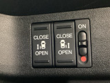 リアドアは乗り降りに便利な両側電動スライドドアです。また運転席に座っていながらスイッチ操作で自在にスライドドアを開け閉めできます。