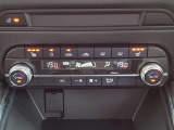 運転席と助手席で個別に温度設定ができるフルオートエアコンを装備。シートヒーターやステアリングヒーターも備え、寒い季節も快適です。上質感漂うダイヤルやスイッチ類を、ぜひ店頭でお確かめください。