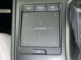 手元でナビゲーションなどの操作を可能にする「リモートタッチ」は、運転姿勢の変化を抑制し、スムーズな操作が可能です。