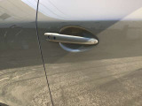 スマートキーを所持している状態でロックボタンを押すと、車両すべてのドアの解錠や施錠を行うことが出来ます。