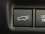 【パワーバックドア】スマートキーや運転席のボタンを押すだけでリアゲートが自動で開閉します!荷物を持っている時や、高い位置にあるバックドアを閉める際に便利な機能です♪