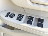 【電動格納ミラー】サイドミラーは電動格納式となっており、狭い駐車場でもキズがつくリスクを抑えられます。