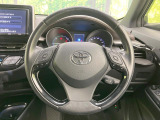 インテリアに合わせたデザインのステアリングは、運転される方のことも考え、運転しやすい形状、大きさです。是非一度、実際に触ってお確かめください。