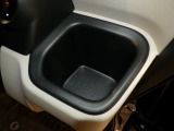 運転席の届きやすいところにドリンクホルダーがついています。視線をそらすことなく手に取れるので運転に集中できて安心ですね。