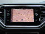 ディスカバーメディア搭載。「VW Connect」というeSIMが内蔵された画期的なシステムです。地図データなど自動で情報を更新することができるのが大きな魅力。なお、CD/DVD・TVは廃止されてます