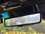 【デジタルインナーミラー】後席の大きな荷物や同乗者で後方が確認しづらい時でも安心!カメラが撮影した車両後方の映像をルームミラー内に表示。クリアな視界で状況の確認が可能です!