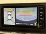 パノラミックビューモニターを装備。駐車場や交差点でクルマを真上から見るように周囲を確認できます。機能の詳細は販売店スタッフまでおたずねください。