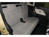 前席と後席の間も広く設定しているため、後席の足元スペースにも余裕があるのもポイント。さらに後席はリクライニングできるため、どの席に座っても窮屈さを感じることなく、くつろげます。