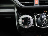 左右独立温度コントロールフルオートエアコンです。運転席、助手席それぞれで独立して温度設定ができます。冷え性の方が乗っても安心ですね♪