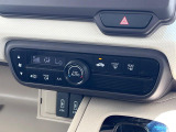 【オートエアコン】一度お好みの温度に設定すれば、車内の温度を検知し風量や温度を自動で調整。暑い&hellip;寒い&hellip;と何度もスイッチ操作をする必要はありません。快適な車内空間には必須の機能ですね♪