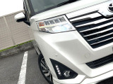 【LEDヘッドライト】悪天候や夜間走行時も良好な視界を確保し安心して運転できる高輝度LEDヘッドライトを装備!点灯速度が早く、消費電力も抑えられています。