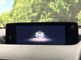 【8.8インチマツダコネクト】車内の雰囲気にマッチした大型のディスプレイ。スマホ接続でのナビ使用やBluetooth再生等、様々な機能が楽しめます。直感的なダイヤル操作が可能で、使い勝手も良好です。