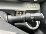 操作しやすい位置に配置されたレバーで、スムーズな運転をサポートします。安全確認を怠らない、確かな操作感です。