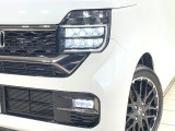 【LEDヘッドライト】悪天候や夜間走行時も良好な視界を確保し安心して運転できる高輝度LEDヘッドライトを装備!点灯速度が早く、消費電力も抑えられています。