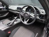別角度からの運転席の画像です。オルガン式アクセルペダルの採用で運転時の疲労軽減に役立っています☆