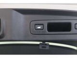 ☆電動リアゲート☆荷物で両手が塞がっていてもワンタッチボタンでリアテールゲートを自動で開閉できます。