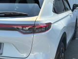 特徴的なデザインで後方からの確認しやすいLEDリアコンビネーションランプ