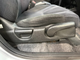 シートハイトアジャスターが付いているので運転姿勢を調整するのに便利ですね。身長に合ったシートポジションは安全運転や疲労軽減にもつながります。